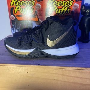 Kyrie “gold metallic”